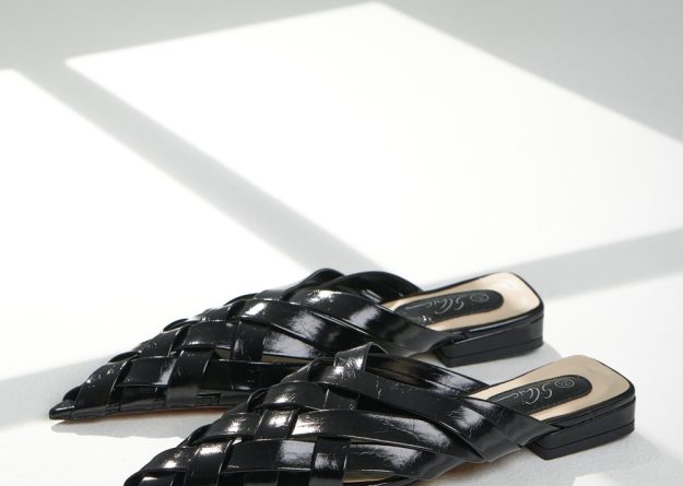Elegant Woven Pointed Mule Flats