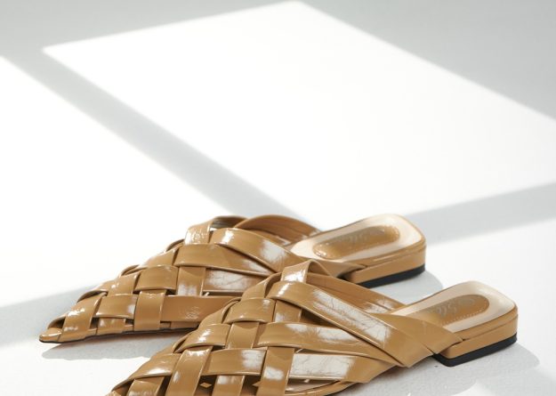 Elegant Woven Pointed Mule Flats