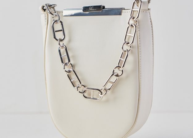 Elegant Leather Handbag with Statement Chain