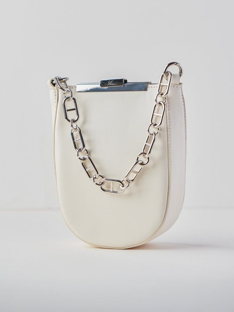 Elegant Leather Handbag with Statement Chain