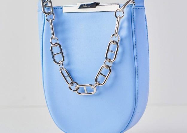 Elegant Leather Handbag with Statement Chain