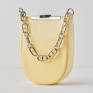 Elegant Leather Handbag with Statement Chain
