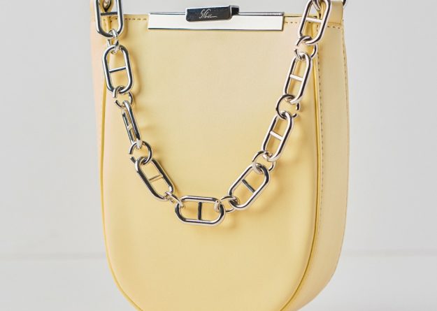 Elegant Leather Handbag with Statement Chain