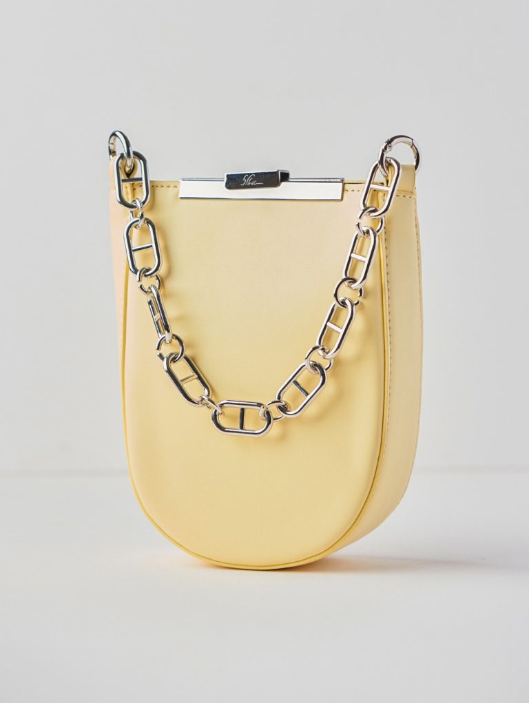 Elegant Leather Handbag with Statement Chain