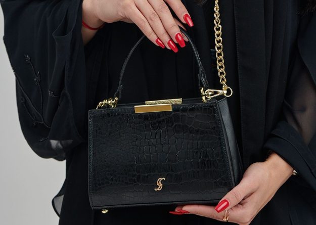 Stylish Croc-Embossed Bag with Chain Detail