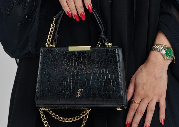 Stylish Croc-Embossed Bag with Chain Detail
